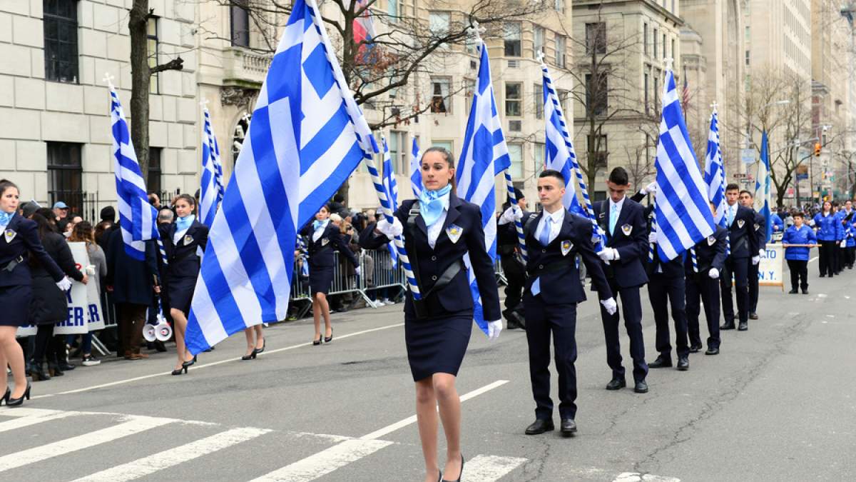 Ο ΣΥΡΙΖΑ «ποινικοποιεί» την αριστεία: «Σημαιοφόροι μόνο από κλήρωση» – Μη υποχρεωτικός ο εκκλησιασμός