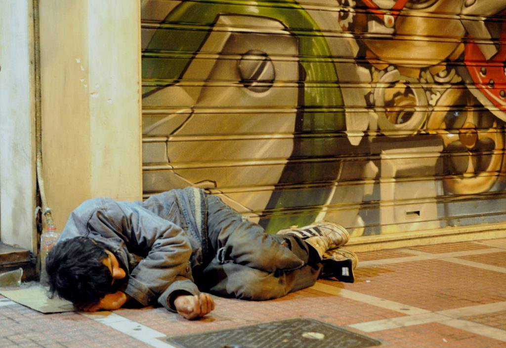 «Θύελλα» στην Ουγγαρία για τον νόμο Ορμπάν: «Οι άστεγοι θα κοιμούνται πλέον σε καταφύγια»