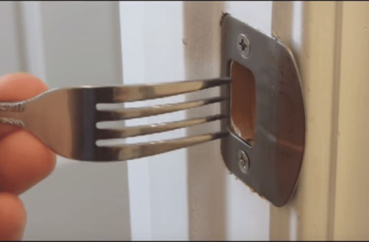 Πώς να κάνετε την κλειδαριά σας απαραβίαστη με ένα πιρούνι (βίντεο)