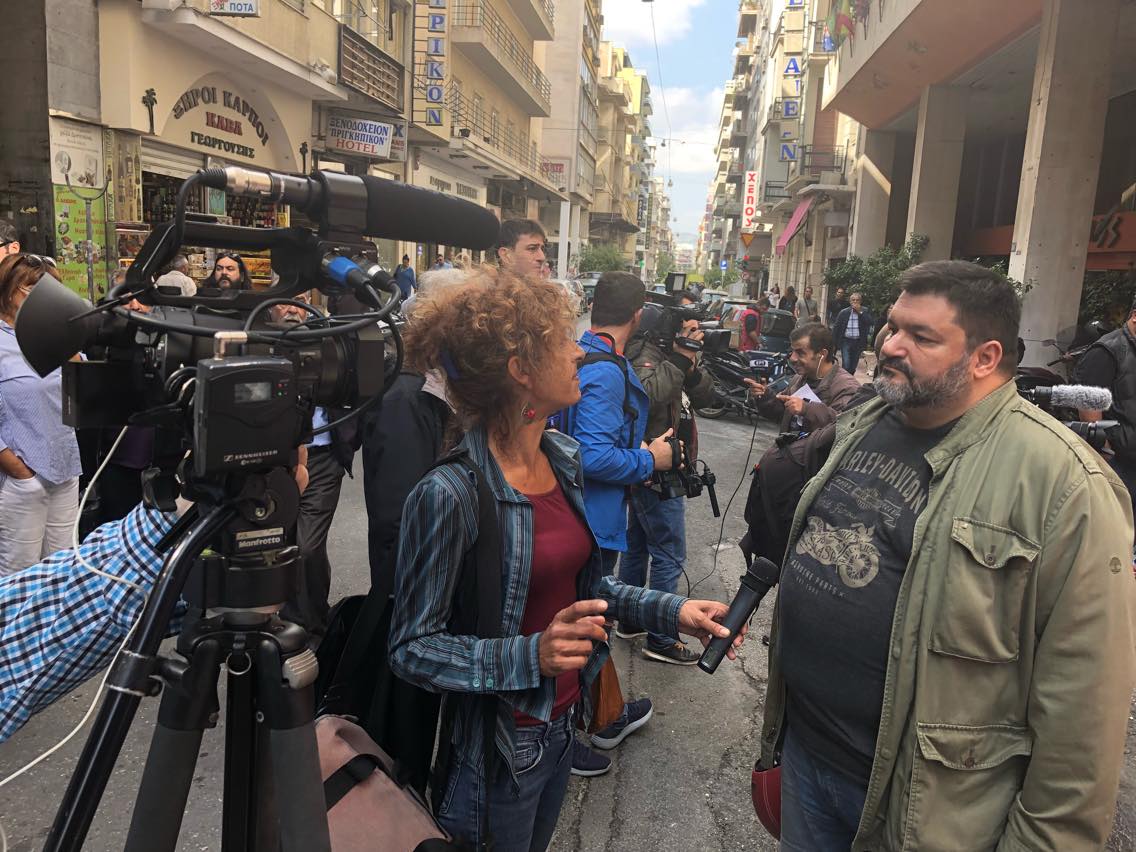 Ο Φαήλος Κρανιδιώτης στο Αστυνομικό Τμήμα Ομονοίας που δέχθηκε 40 εμπρηστικές βόμβες χθες!