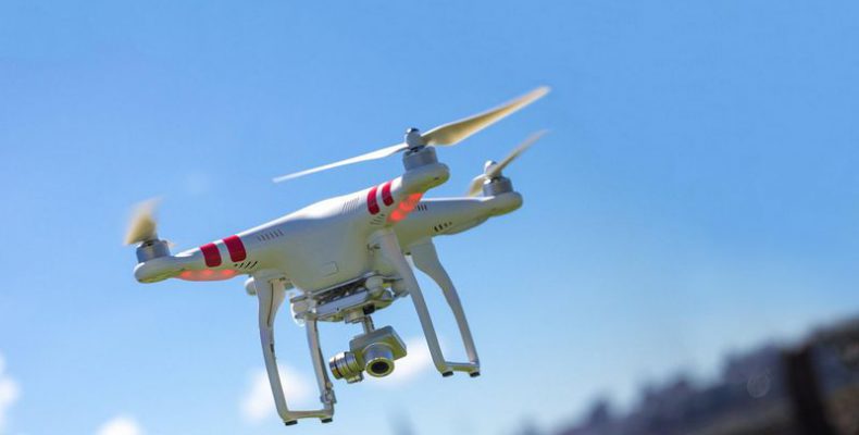 Τι θα γίνει αν drone συγκρουστεί με αεροπλάνο; (βίντεο)