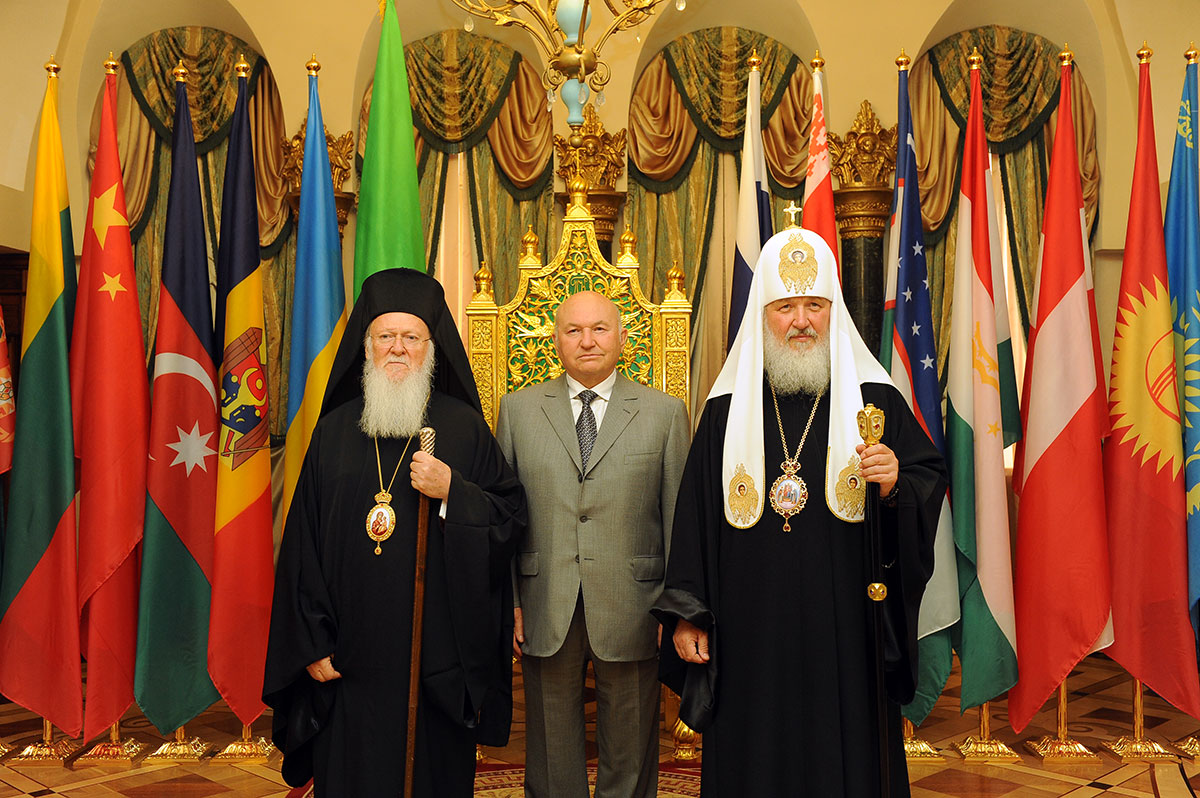 Το Φανάρι χαρακτηρίζει το ορθόδοξο σχίσμα «μονομερές» και συνεχίζει να μνημονεύει τον Πατριάρχη Μόσχας