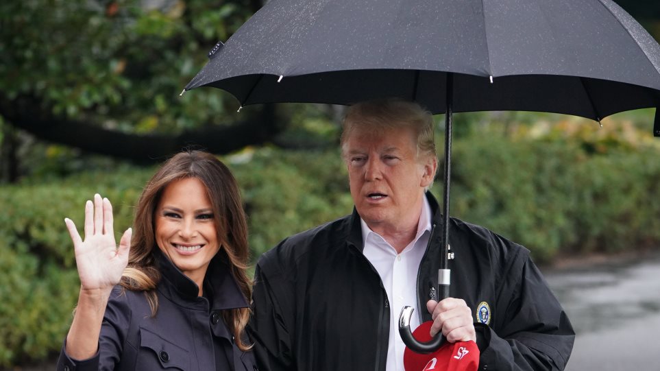 Η Μελάνια σαν στοργική σύζυγος αφήνει την ομπρέλα στο Ν.Τραμπ για να μην βρέχεται