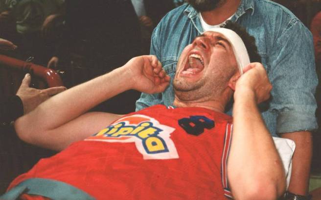 28 Απριλίου 1993: Όταν το ελληνικό μπάσκετ «πάγωσε» από τον τραυματισμό του Μπόμπαν Γιάνκοβιτς (βίντεο)