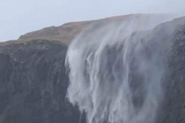 Σκωτία: Όταν το νερό σε καταρράκτη δεν… πέφτει στο έδαφος! (βίντεο)