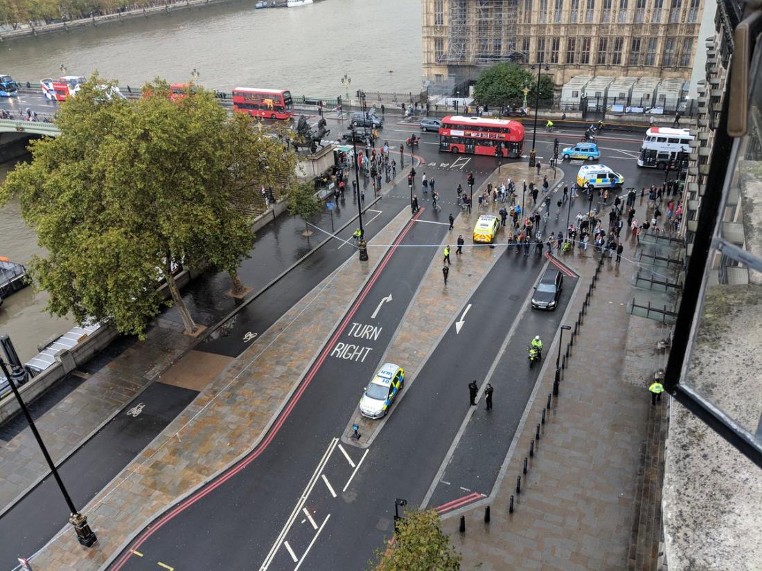 Ελεγχόμενη έκρηξη σε πακέτο κοντά στο βρετανικό κοινοβούλιο (φώτο)