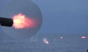 CIWS Phalanx και Mk-38 ανοίγουν πυρ κατά μικρών σκαφών! (βίντεο)