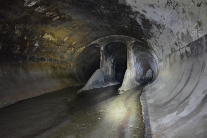 Καρέ-καρέ οι επικίνδυνες διαβρώσεις στην υπόγεια κοίτη του Ιλισού – Ξεκινά το έργο της συντήρησης – αποκατάστασης (φώτο)
