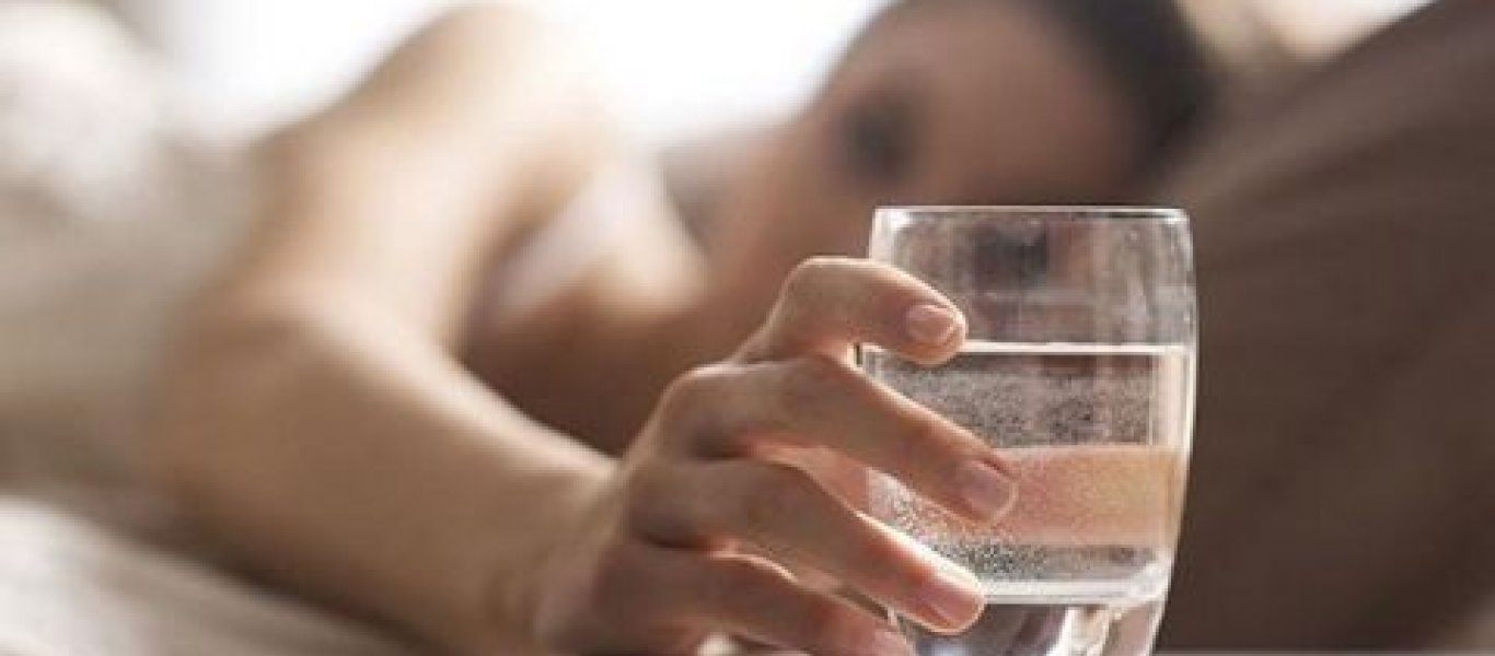 Δείτε γιατί δεν πρέπει να πίνετε νερό από το ποτήρι που έχετε δίπλα σας τη νύχτα (βίντεο)
