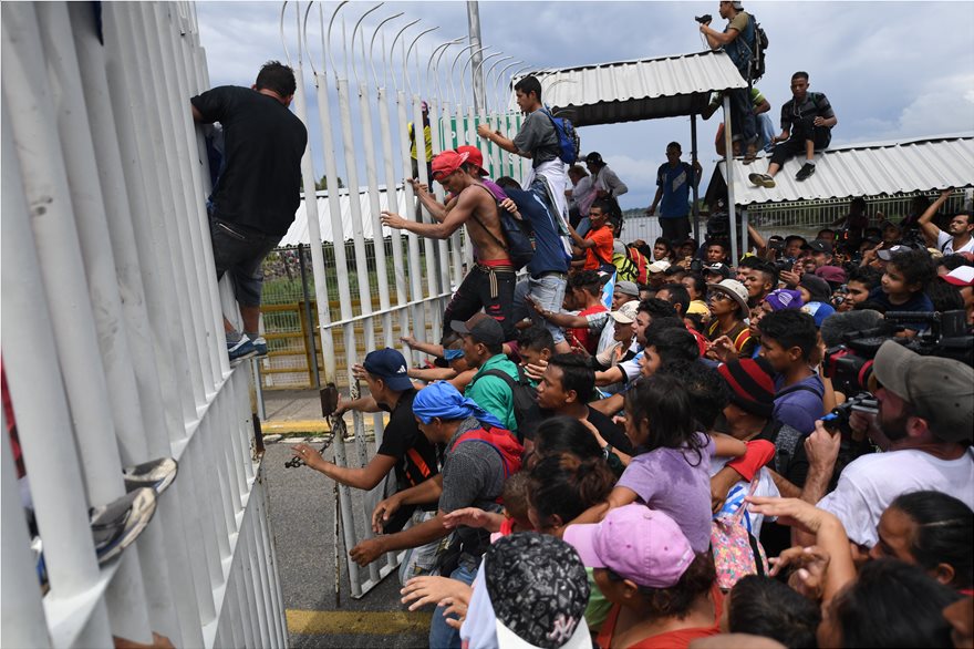 Μετανάστες από την Ονδούρα περνούν τα σύνορα με το Μεξικό στην προσπάθειά τους να φτάσουν στις ΗΠΑ