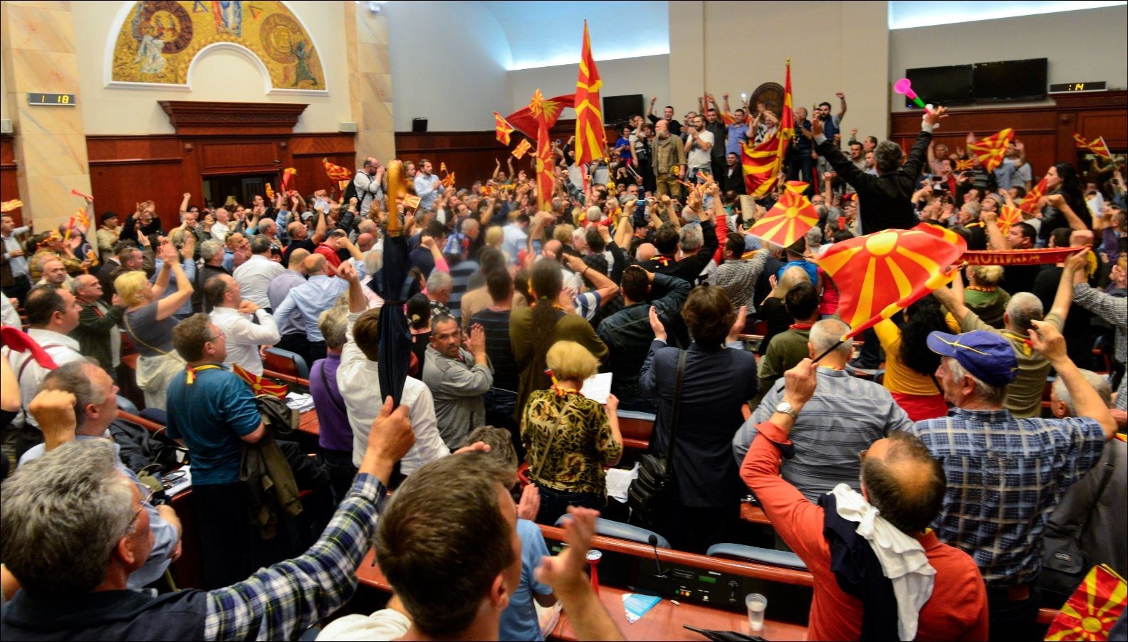 Θρίλερ στα Σκόπια: Αμερικανοί στα γραφεία του VMRO – Δεν έχουν βρεθεί οι 80 – Μετάθεση της ψηφοφορίας την Δευτέρα;
