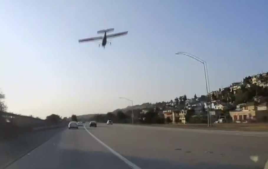 Αεροπλάνο κάνει αναγκαστική προσγείωση σε… αυτοκινητόδρομο (βίντεο)
