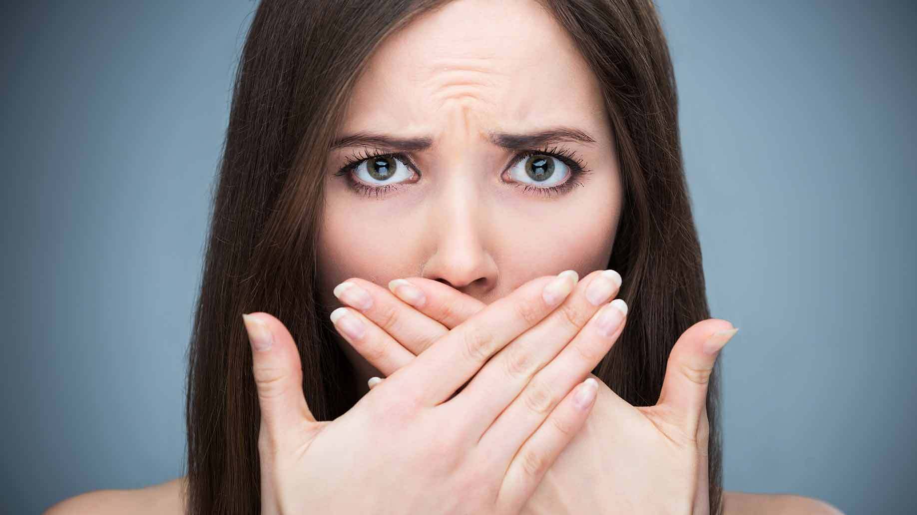 Κακοσμία στόματος: Αίτια και 5 μυστικά για να μην μυρίζει το στόμα σας (βίντεο)