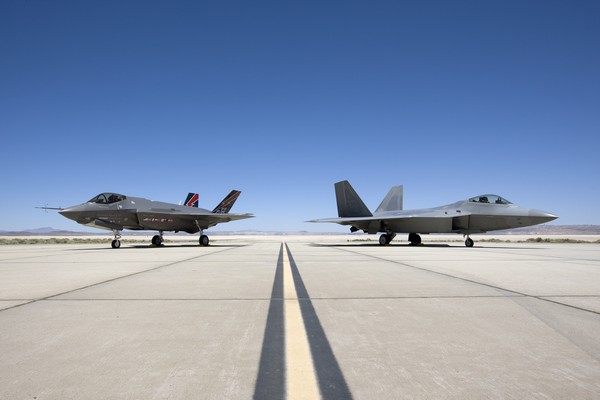 Δείτε τι θα γίνονταν αν το F-35 εμπλέκονταν σε αερομαχία με το F-22 (βίντεο)