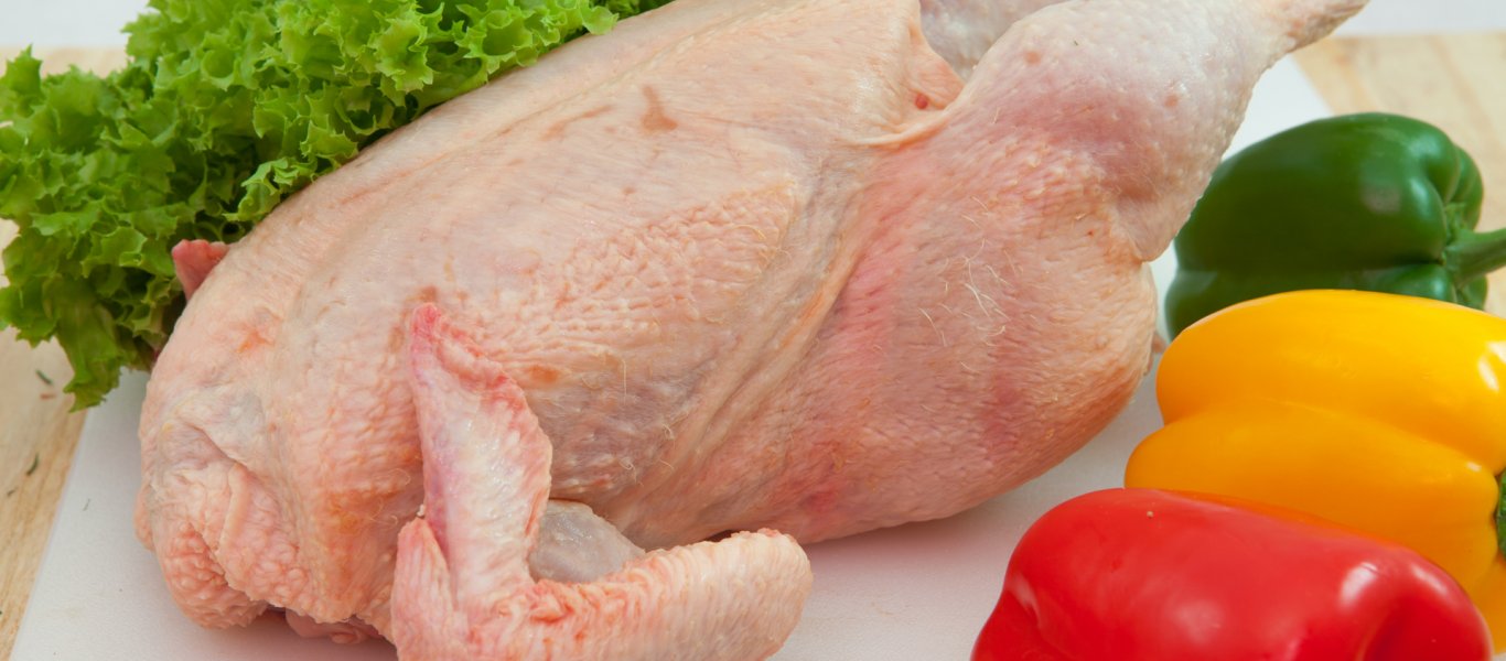 Ωμό κοτόπουλο: Οκτώ λάθη που βάζουν σε κίνδυνο την υγεία μας
