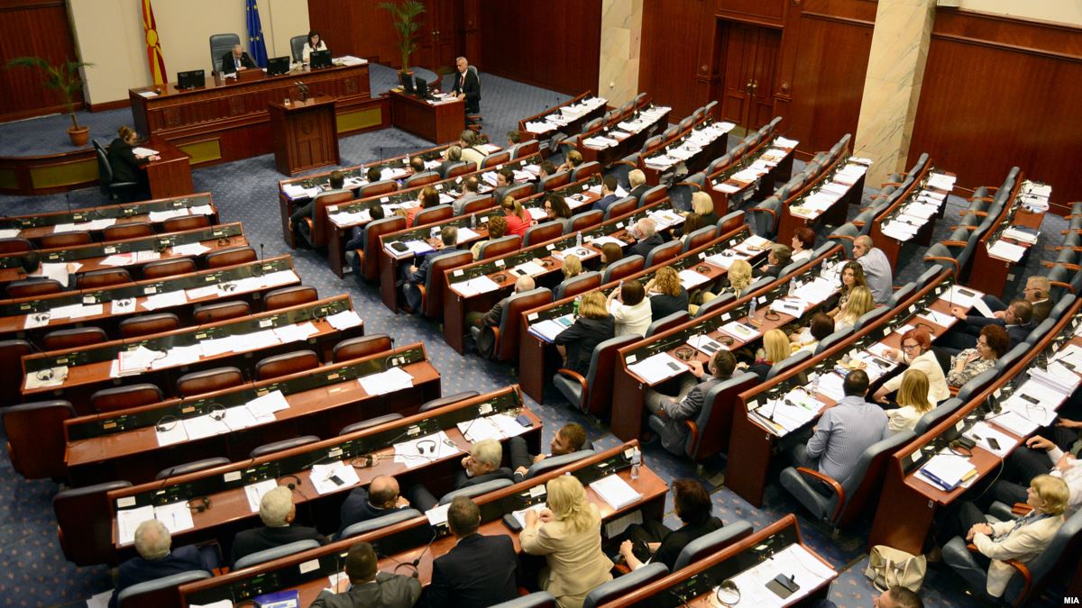Αρένα η Βουλή των Σκοπίων – Υπουργός Εσωτερικών: «Να ερευνηθούν οι κατηγορίες περί «προδοσίας» των 80 βουλευτών»