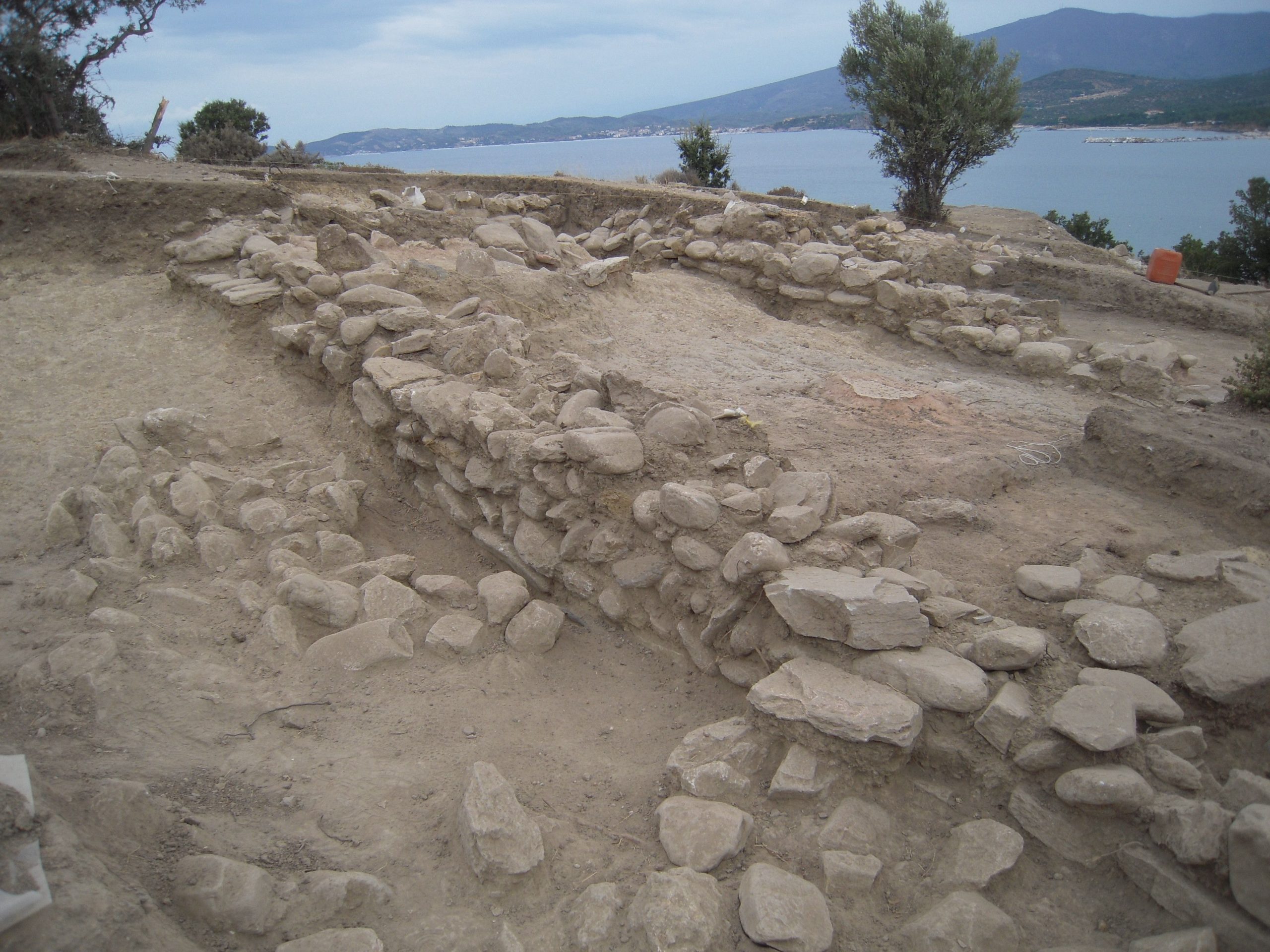 Αποκαλύφθηκε οικισμός της εποχής του Χαλκού στη Θηρασία (φωτο)