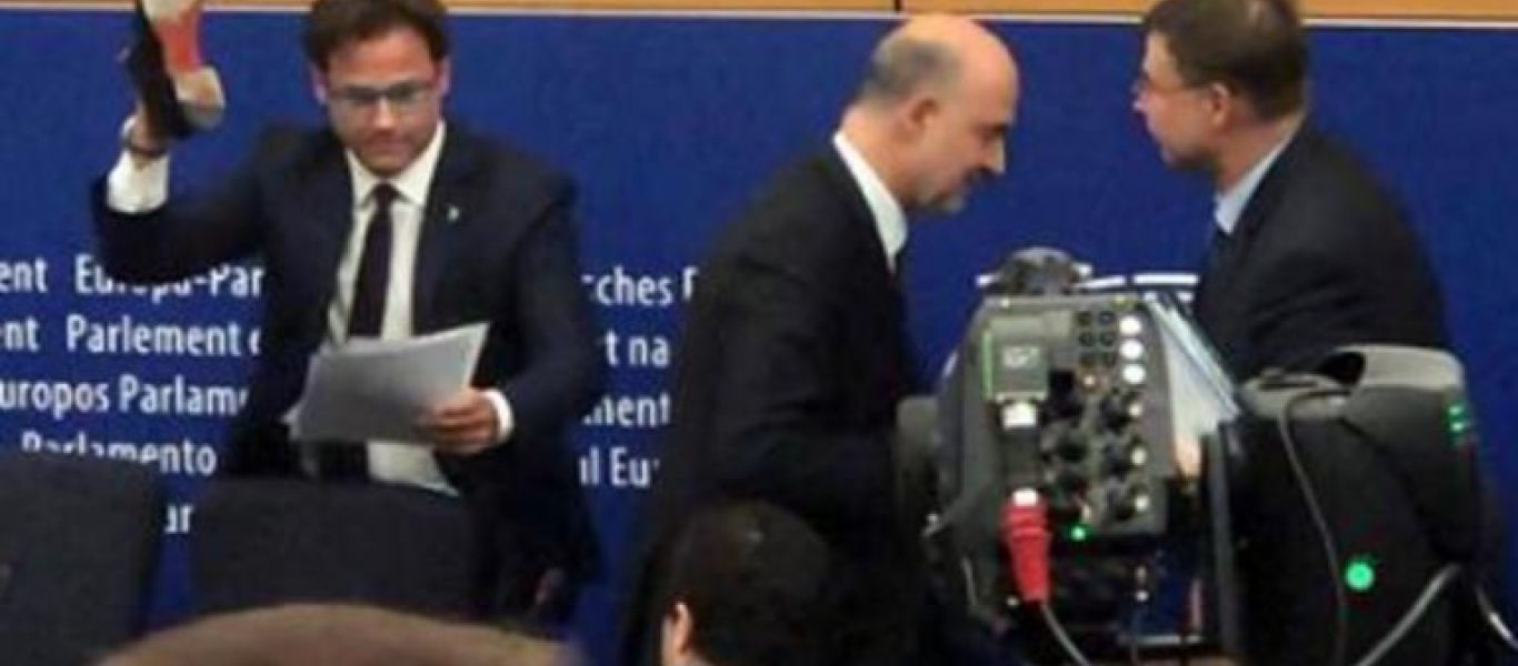 «Δεν σκύβουμε το κεφάλι» – Ιταλός ευρωβουλευτής έβγαλε το παπούτσι και πάτησε τις σημειώσεις του Μοσκοβισί