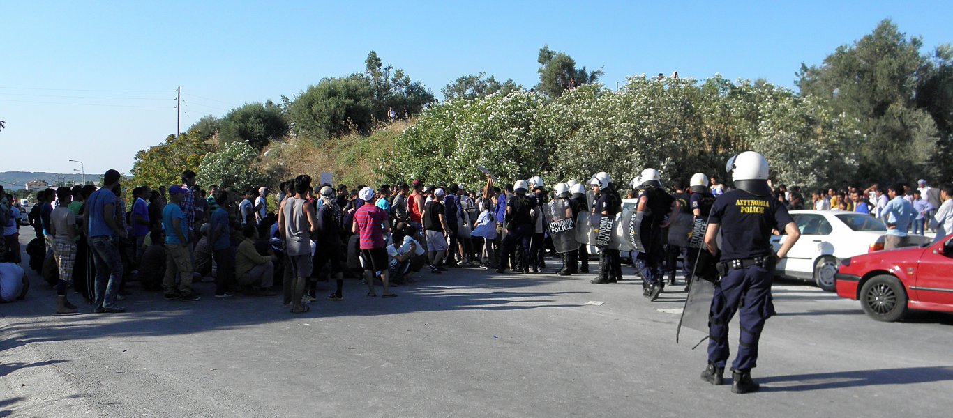 Αλλοδαποί απέκλεισαν την εθνική οδό Λάρισας – Τρικάλων – Πετούν πέτρες και απειλούν τους οδηγούς (φωτό)