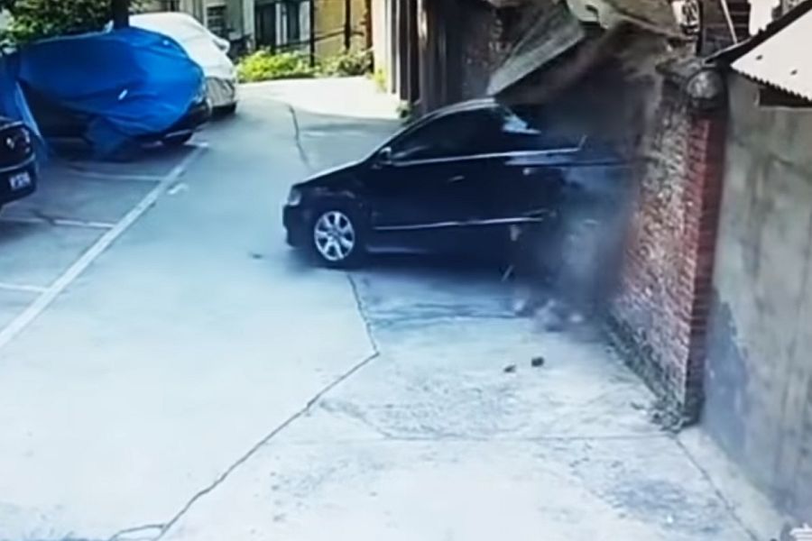 Γυναίκα μόλις πήρε το δίπλωμα οδήγησης: Τράκαρε τρία αυτοκίνητα, έριξε ένα τοίχο (βίντεο)