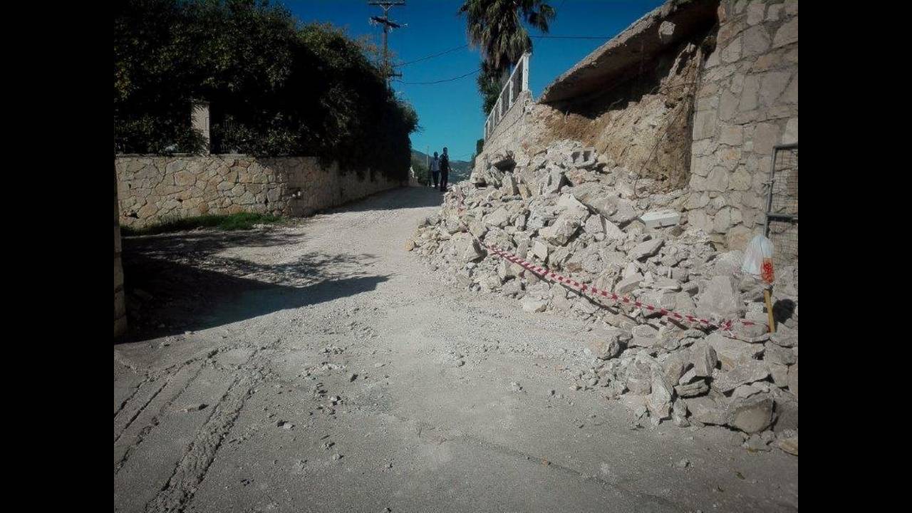 Εκκενώνονται σπίτια στη Ζάκυνθο: Βράχος αποκολλήθηκε από βουνό και είναι έτοιμος να πέσει σε κατοικίες (φώτο)