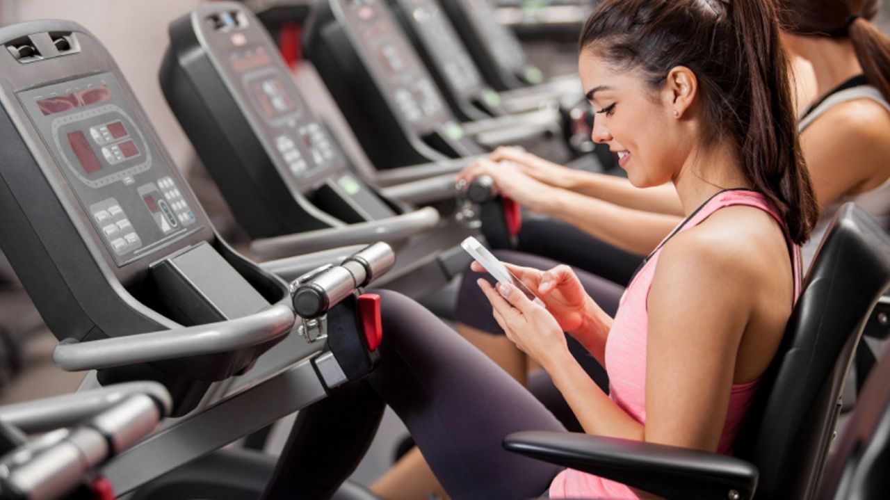 Πηγαίνετε με το κινητό στο γυμναστήριο; – Δείτε γιατί πρέπει να σταματήσετε αμέσως! (βίντεο)