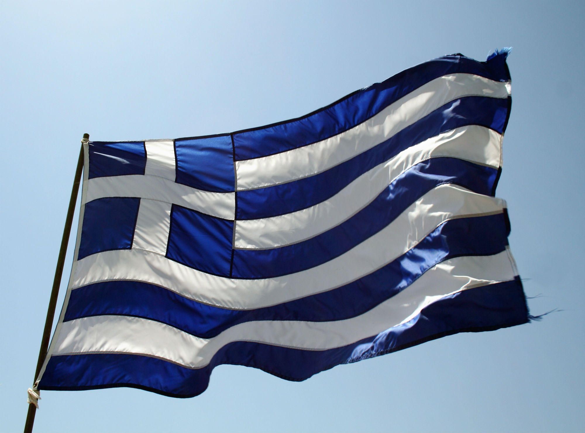 Μάτι: Ύψωσαν ελληνική σημαία σε κατεστραμμένο σπίτι (φωτο)