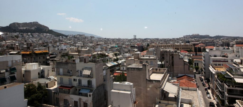 Reuters: «Σαρώνουν την Αθήνα καραβάνια Κινέζων για να αγοράσουν ακίνητα»