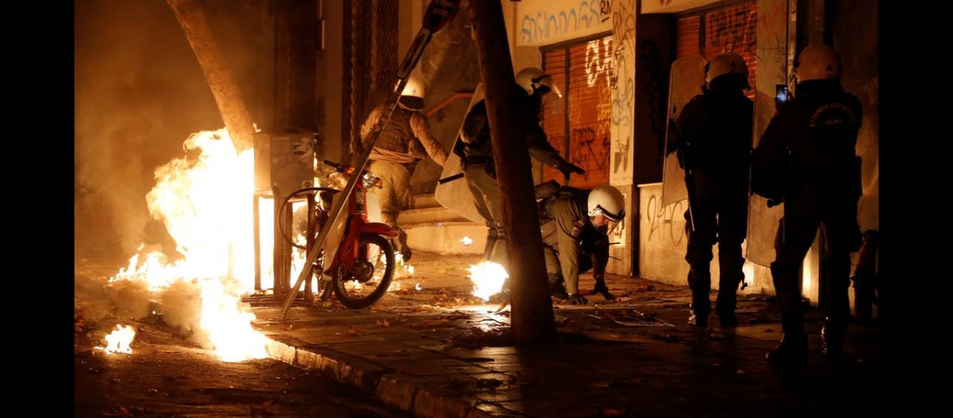Oδομαχίες στο κέντρο της Αθήνας – «Κλεφτοπόλεμος» κουκουλοφόρων με ΜΑΤ στο Πανεπιστήμιο (φωτό)
