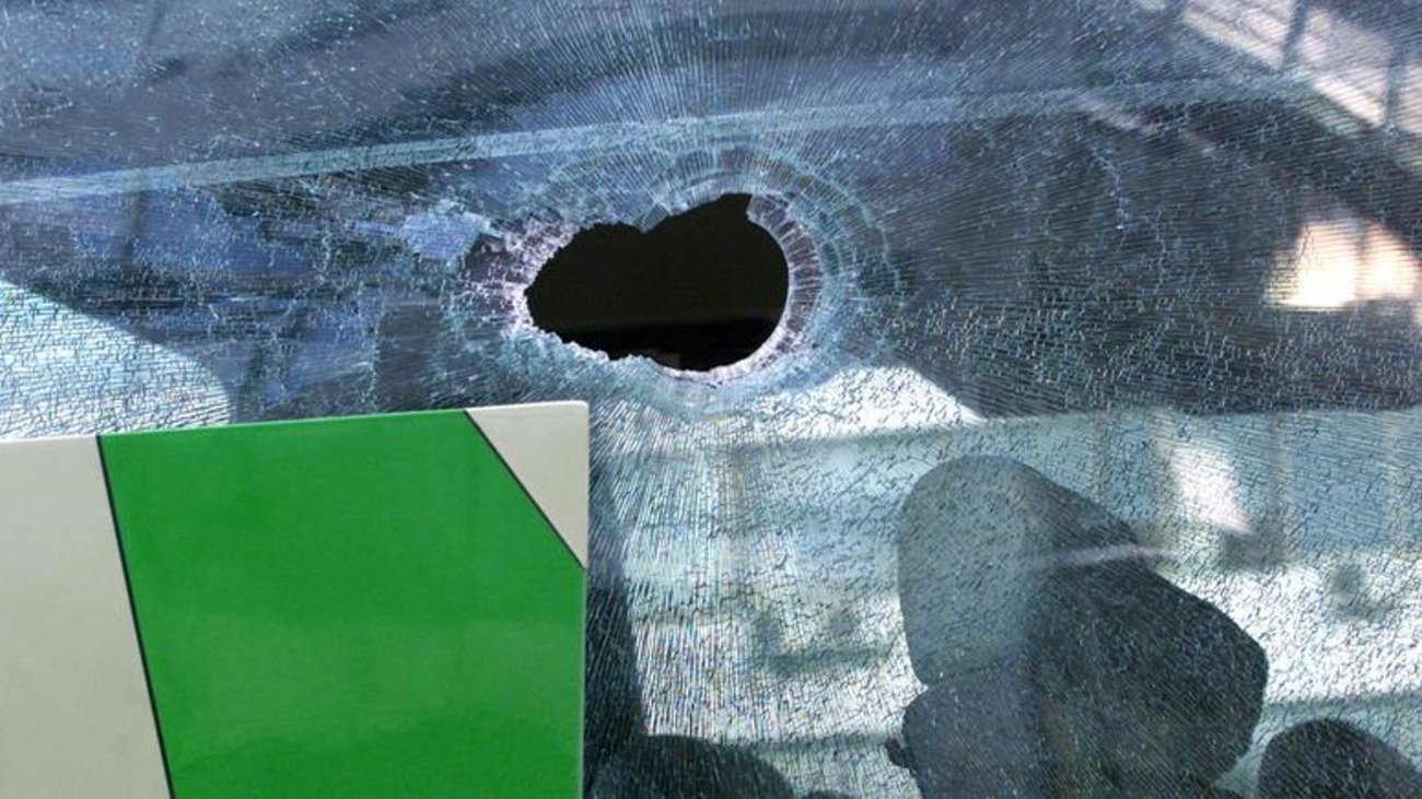 Λαμία: Ομάδα Τσιγγάνων  επιτέθηκε με πέτρες σε λεωφορείο του ΚΤΕΛ (φώτο-βίντεο)