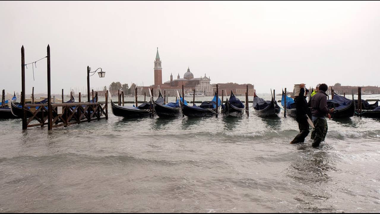 Βίντεο: Πλημμύρισε το 75% της Βενετίας- 10 νεκροί- Μέχρι το γόνατο το νερό σε σπίτια και εστιατόρια