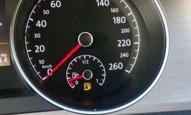 Τι σημαίνει το βελάκι στο σήμα της βενζίνης;
