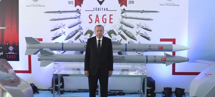Ο Ρ.Τ.Ερντογάν μπροστά από βλήματα αέρος-αέρος: «Τώρα κατασκευάζουμε τους δικούς μας πυραύλους»