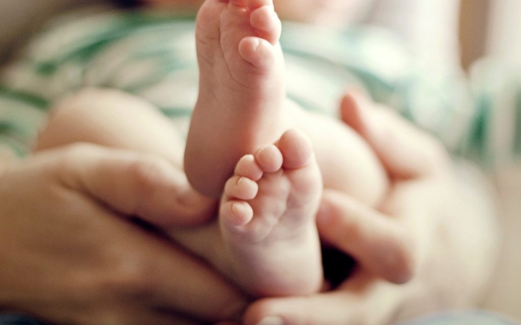 «Περίεργη» υπόθεση στη Γαλλία: Έρευνα σε όλη τη χώρα για μωρά που γεννήθηκαν χωρίς χέρια!