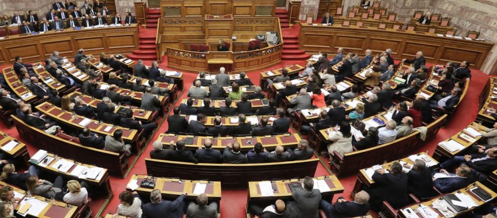 Συνταγματική αναθεώρηση στα «μέτρα»  του ΣΥΡΙΖΑ: Nα ορκίζονται ΠτΔ και βουλευτές χωρίς αναφορά στην Αγία Τριάδα