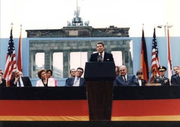 Η ιστορική ομιλία του Ρόναλντ Ρέιγκαν στο Βερολίνο: «Κύριε Γκορμπατσόφ γκρεμίστε τώρα αυτό το τείχος»