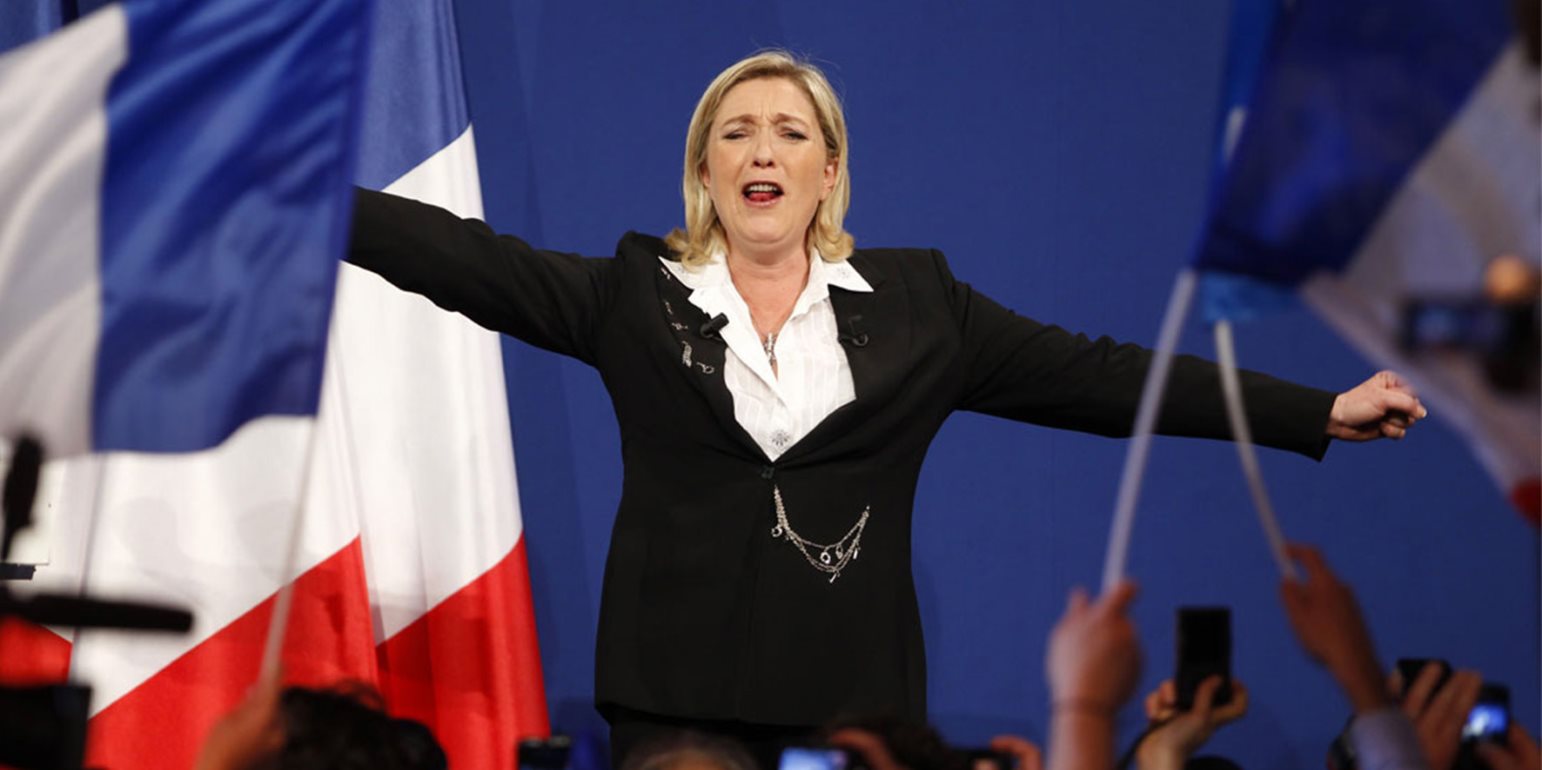 Μετά την Βραζιλία η Δεξιά επελαύνει και στην Γαλλία: Για πρώτη φορά η Μ.Λεπέν προηγείται του Μ.Μακρόν