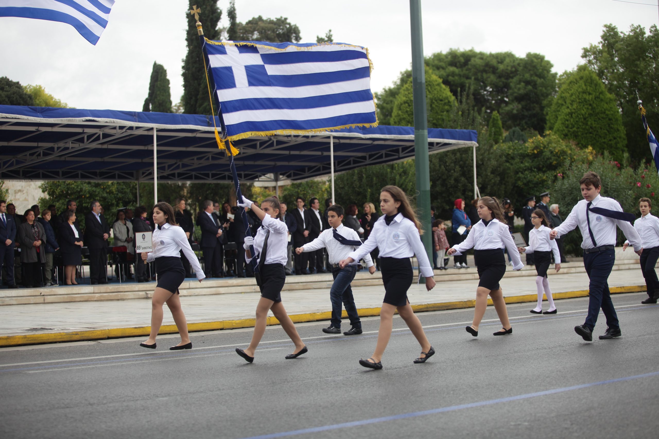 Θρασεία η  Σκοπιανή υπουργός Άμυνας: «Οι Ελληνες δεν μπορούν να τραγουδούν το “Μακεδονία Ξακουστή”»!