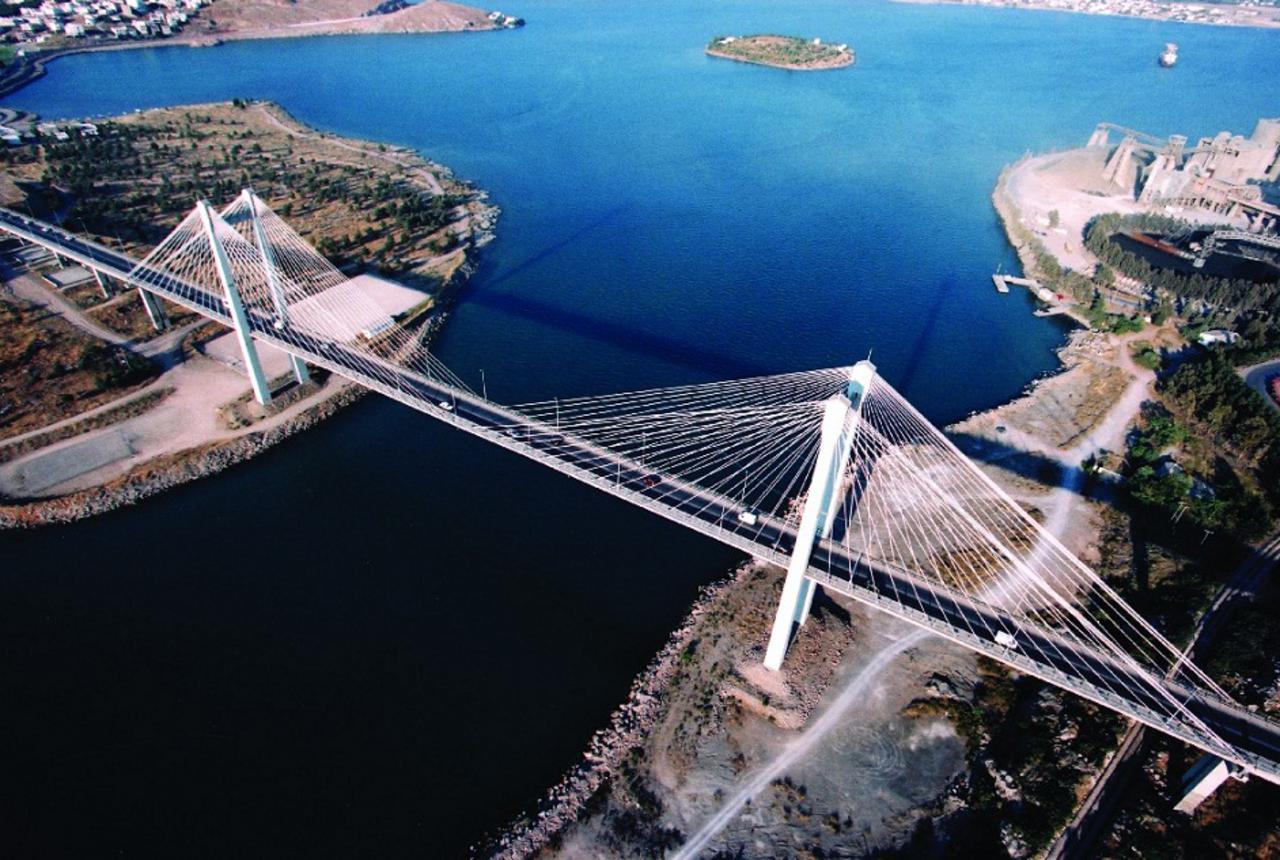 Πρόβλημα στατικότητας στη γέφυρα της Χαλκίδας – Πέφτουν κομμάτια! (φώτο)