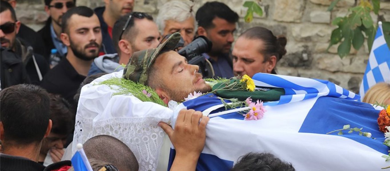 Ξεσπά ο πατέρας του Κωνσταντίνου Κατσίφα πάνω στο μνήμα: «Σε προκάλεσαν οι αστυνομικοί» (βίντεο)