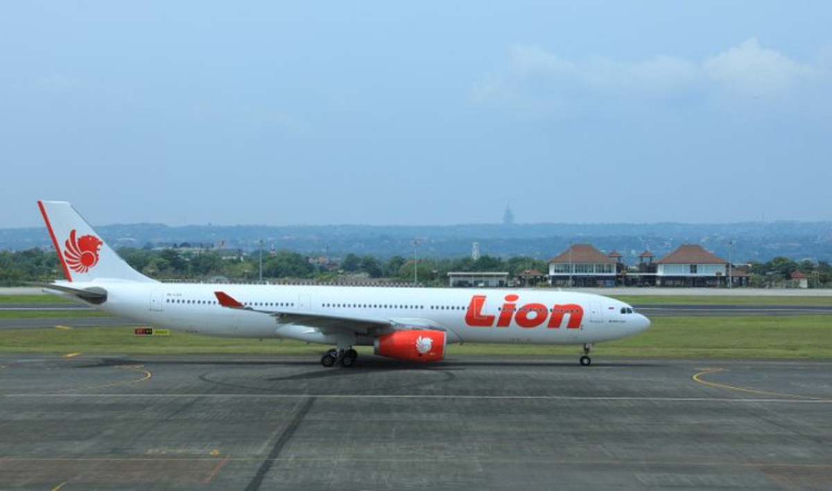 Αεροσκάφος της Lion Air χτύπησε σε στύλο κατά τη διάρκεια της απογείωσης (βίντεο)