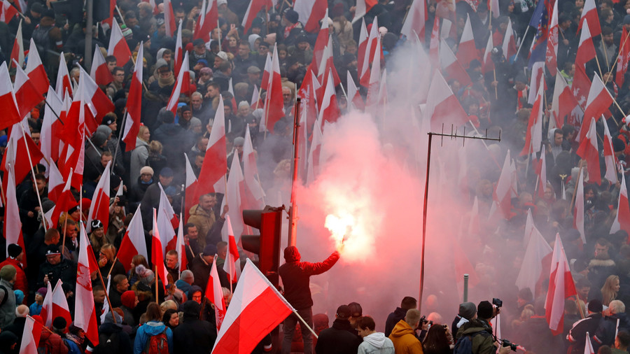 Χιλιάδες Πολωνοί στους δρόμους: Δείτε τη τεράστια  πορεία στη Βαρσοβία κατά της παράνομης μετανάστευσης (βίντεο-upd)