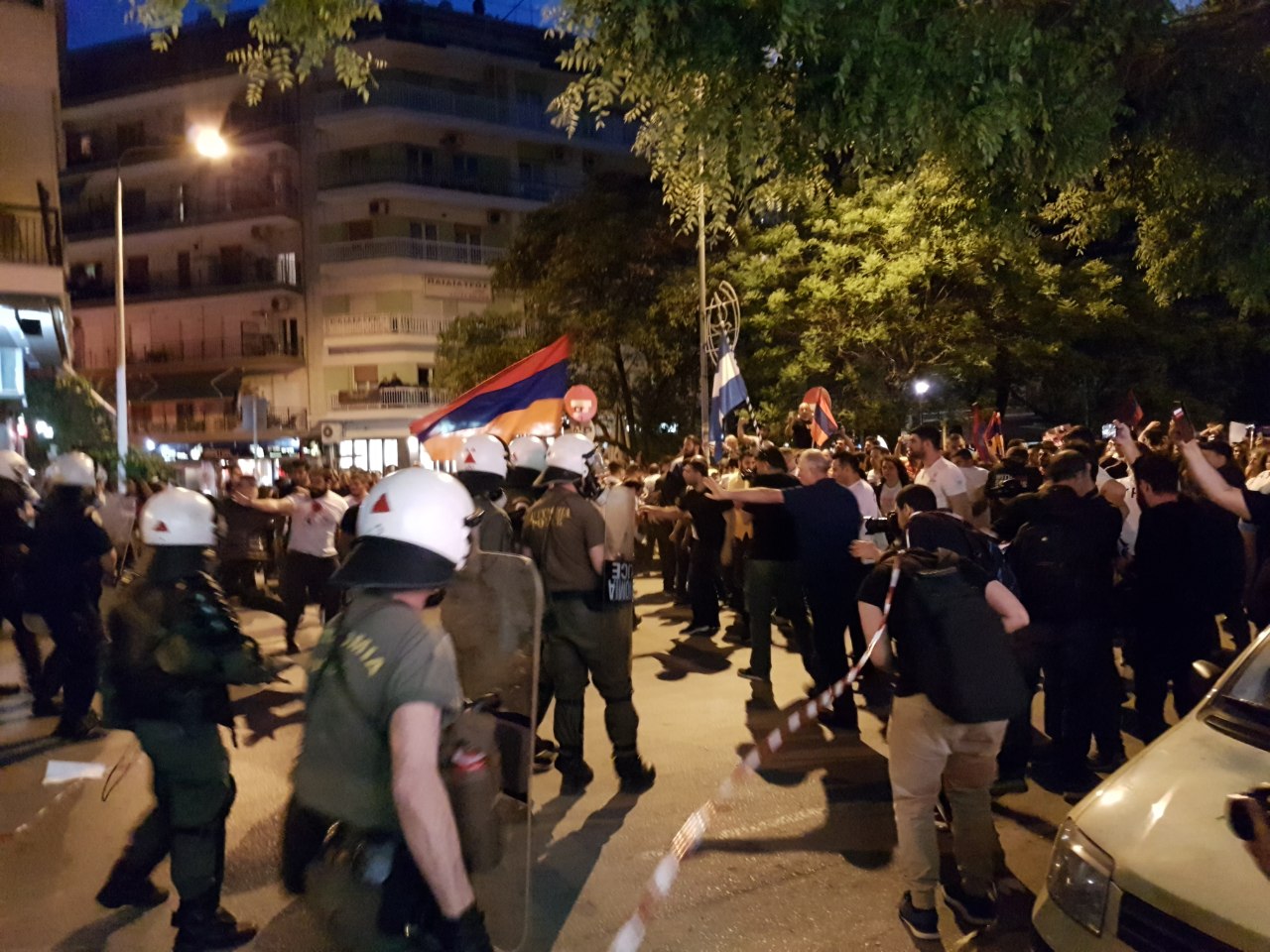 Συμπλοκές μεταξύ αλλοδαπών στη Θεσσαλονίκη: Πεδίο μάχης το κέντρο της πόλης (βίντεο)