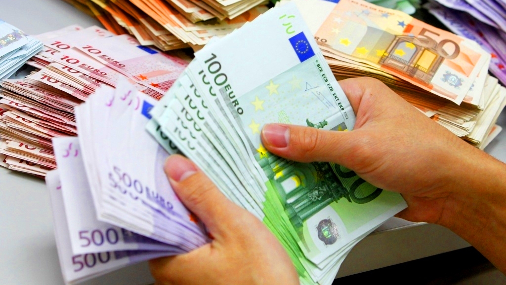 «Πόλεμος» για τα 19.000.000 ευρώ που βρέθηκαν σε βίλα στο Νέο Ψυχικό – Τι λέει το ΚΙΝΑΛ, τι απαντά η «Δημοκρατία»