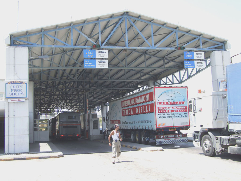 Κλειστοί όλοι οι μεθοριακοί σταθμοί στην Αλβανία: Τι συμβαίνει