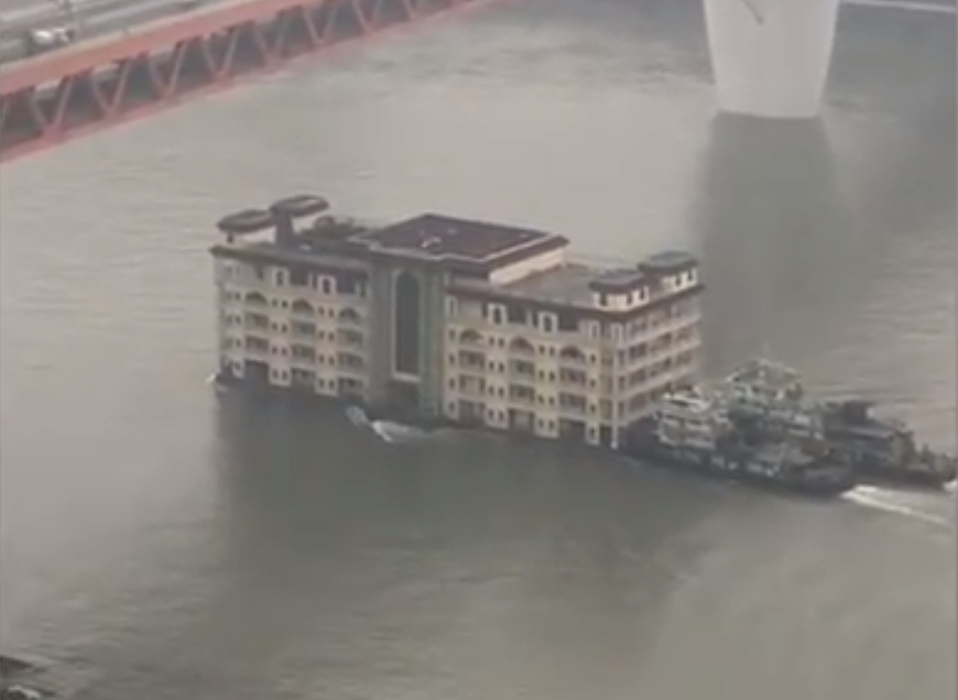 Πολυκατοικία πλέει σε ποταμό! (βίντεο)