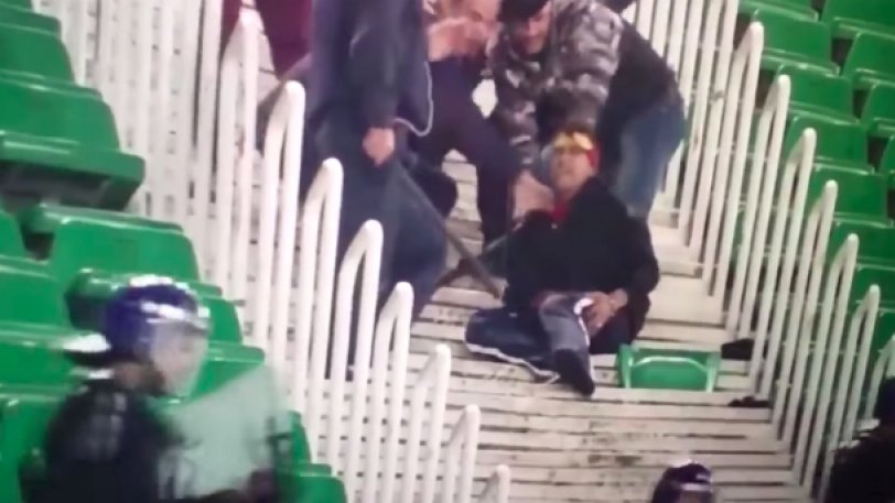Ξύλο «δίχως όρια» σε έναν φίλαθλο έριξαν αστυνομικοί σε ματς ποδοσφαίρου (βίντεο)