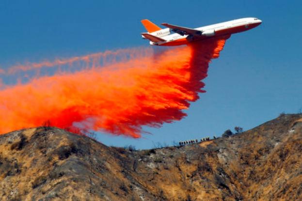 Το «ιπτάμενο θηρίο» που παλεύει με τις φλόγες στην Καλιφόρνια – Αντιστοιχεί σε 7 καναντέρ! (βίντεο)