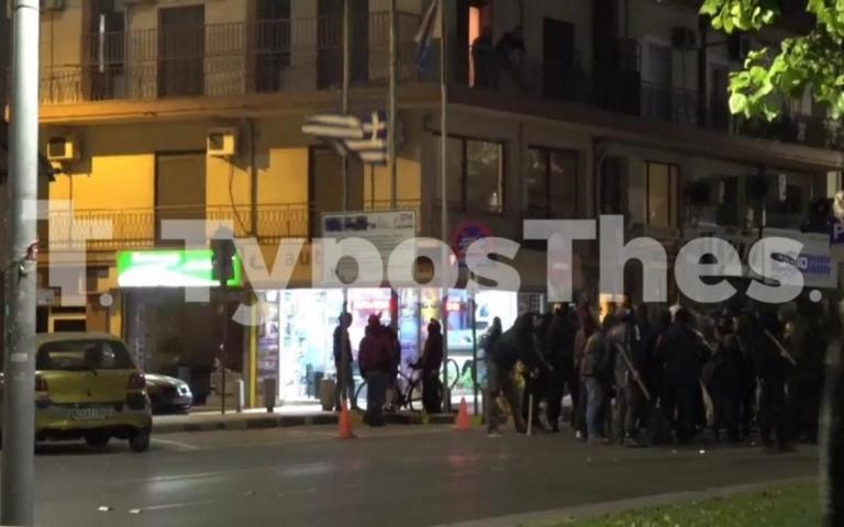 Θεσσαλονίκη: Η στιγμή που αντιεξουσιαστές κατεβάζουν και σκίζουν την ελληνική σημαία (βίντεο)