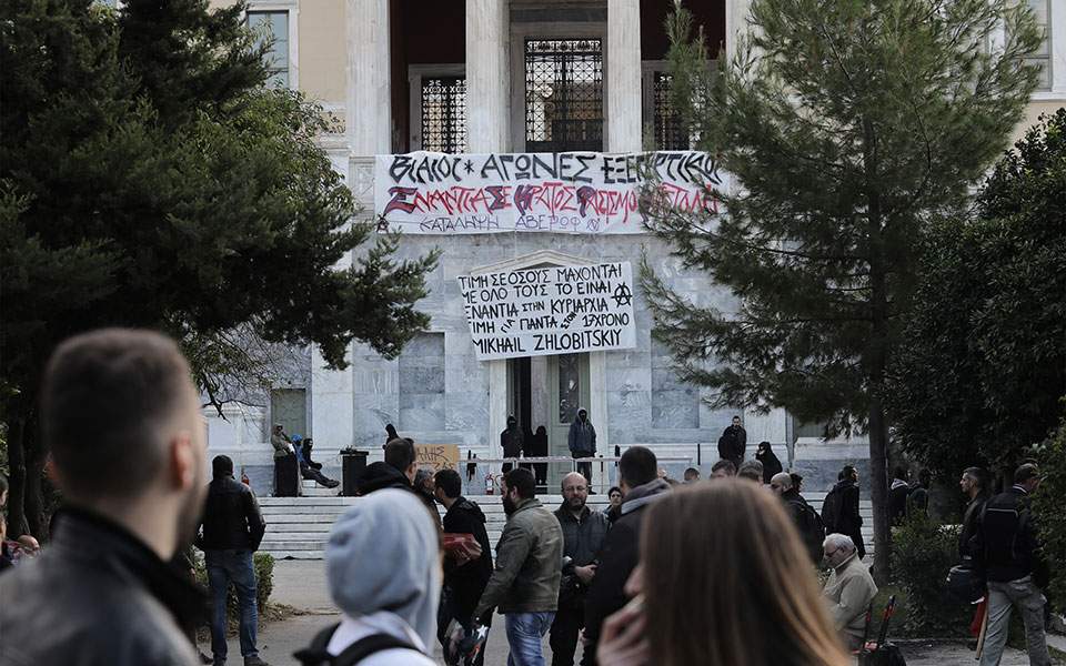 «Ανεπιθύμητοι» από τον ίδιο τους τον χώρο Σκουρλέτης-Ρήγας-Φίλης-Δρίτσας & Τόσκας: Τους προπηλάκισαν στο Πολυτεχνείο